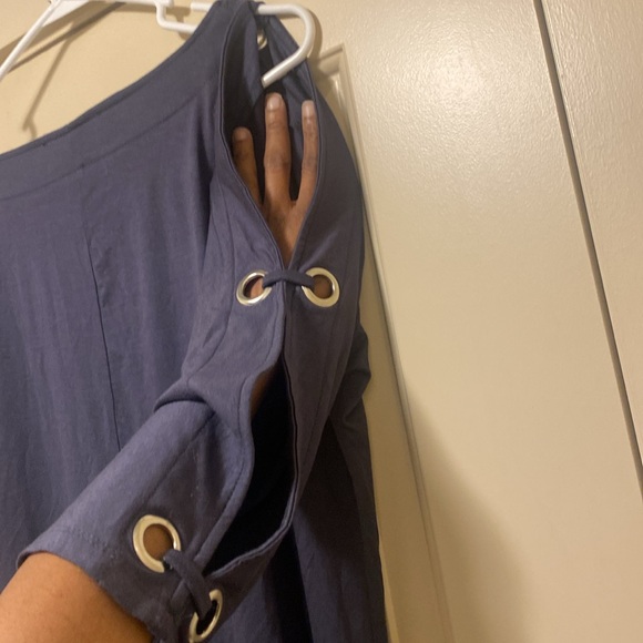 NWOT!  Very pretty bluish Cable and Gauge casual blouse! - Picture 5 of 5